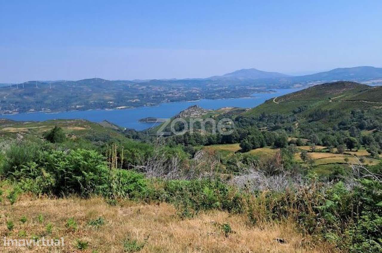 Moradiapara recuperar em Beça, próximo do lago da albufeira de Pisõ... - Grande imagem: 5/15