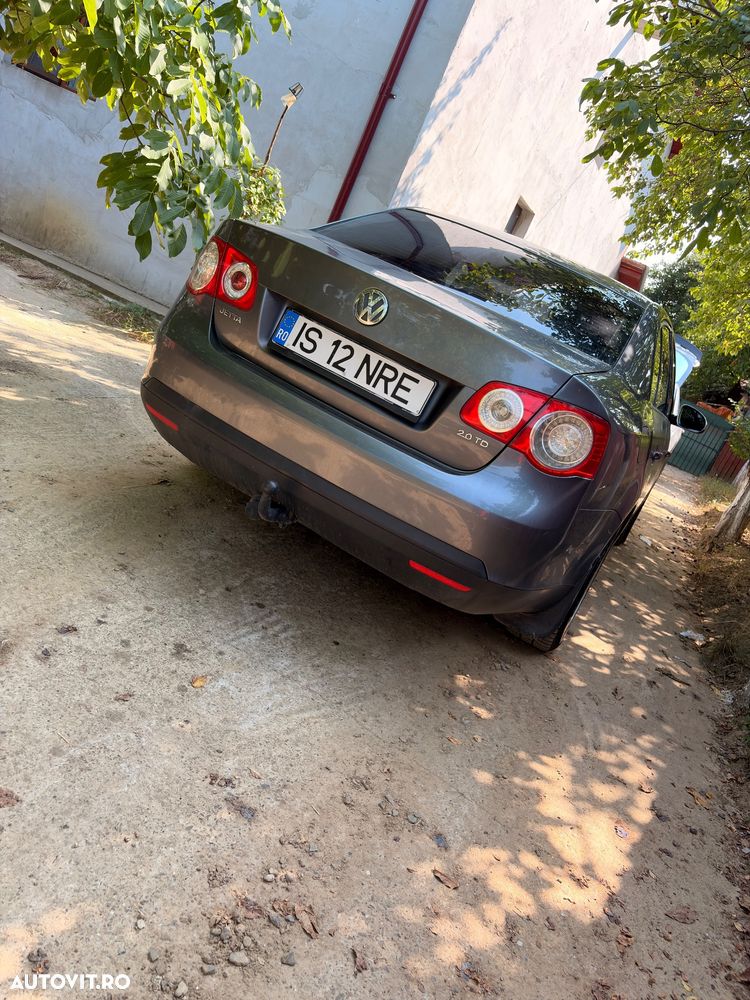 Volkswagen Jetta 2.0 TDI Sportline - 2