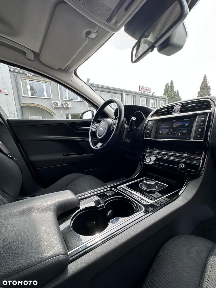Jaguar XE - 9