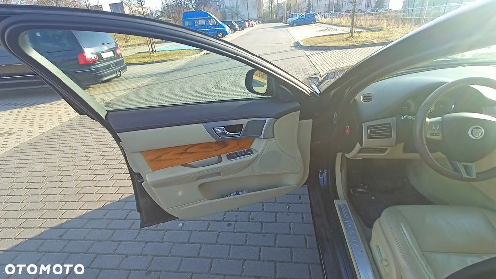 Jaguar XF 2.7 V6 D Luxury - 12