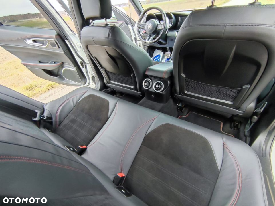 Alfa Romeo Giulia 2.9 V6 Bi-Turbo AT8 Quadrifoglio - 16