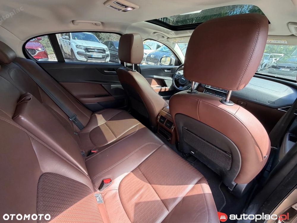 Jaguar XE 2.0 T Prestige - 11