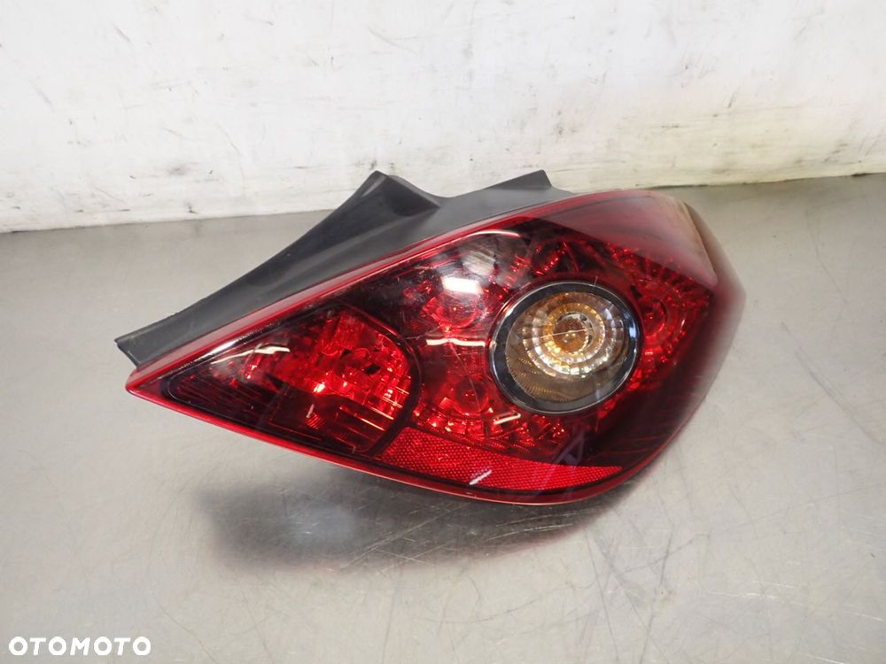 LAMPA PRAWA TYLNA DYMIONA OPEL CORSA D 89316522 - 1