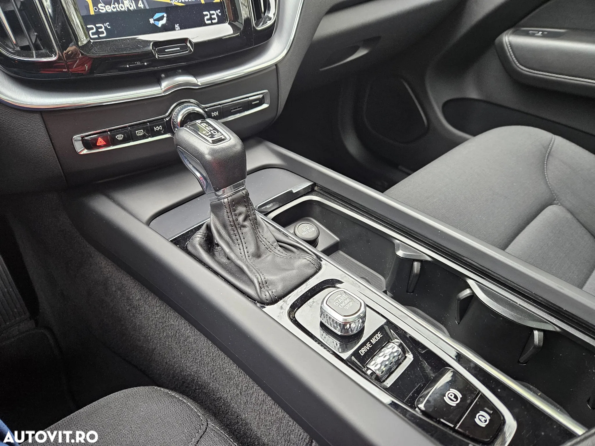 Volvo XC 60 D4 Momentum Pro - 17