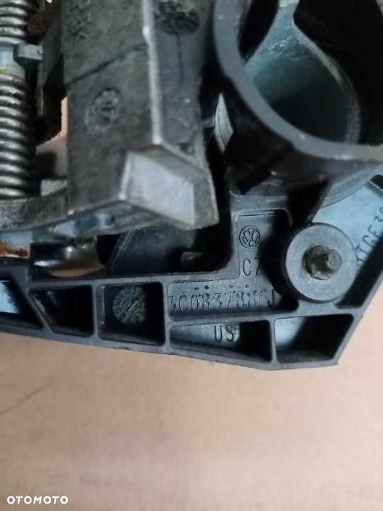 Klamka prawy tył tylna prawa mocowanie VW Passat B6 3C0837886J - 3