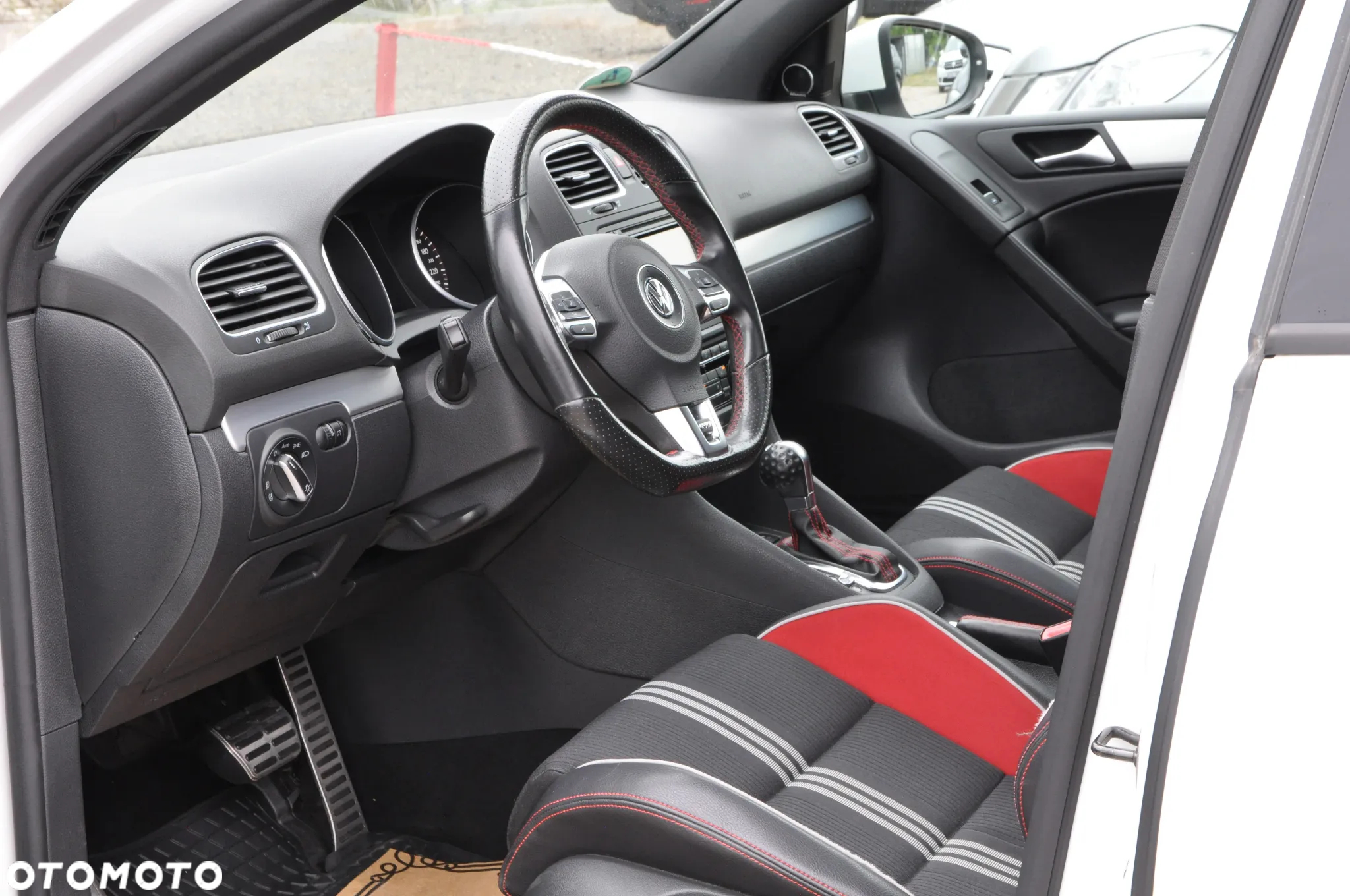 Volkswagen Golf 2.0 GTI DSG adidas - 7