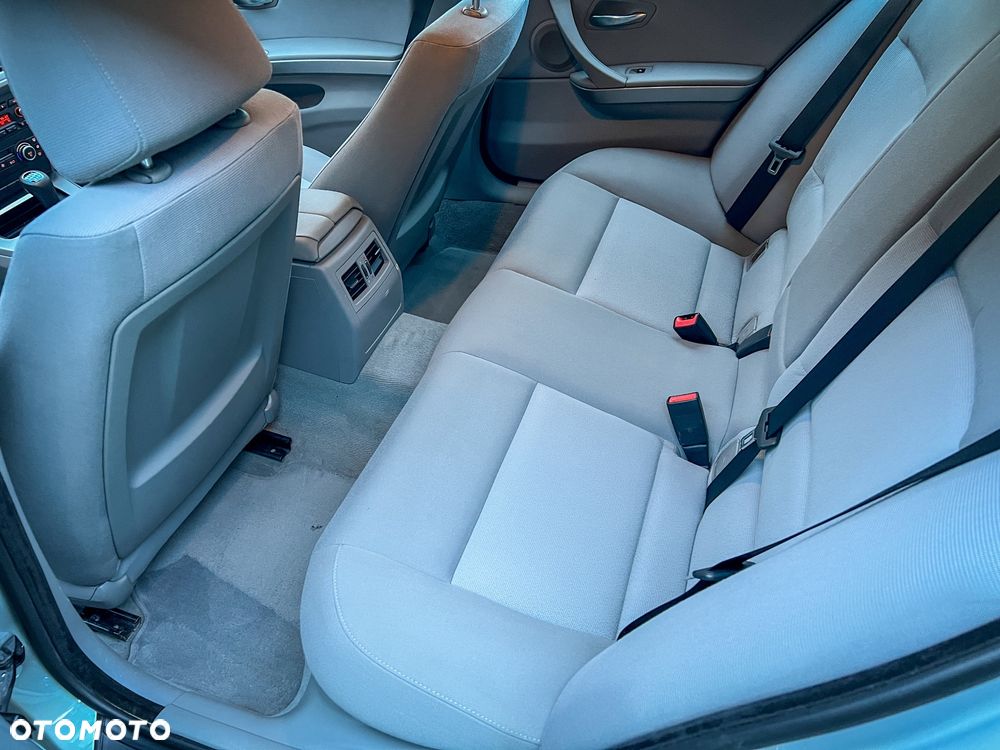BMW Seria 3 318i Touring - 27