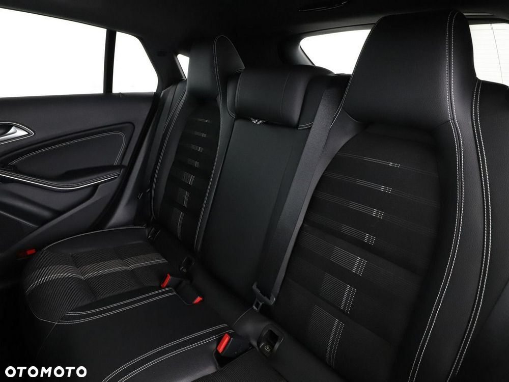 Mercedes-Benz CLA 200 7G-DCT Urban - 18