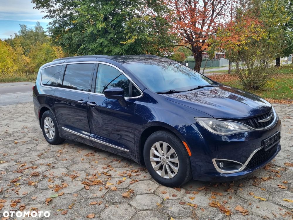 Chrysler Pacifica 2017 photo 2