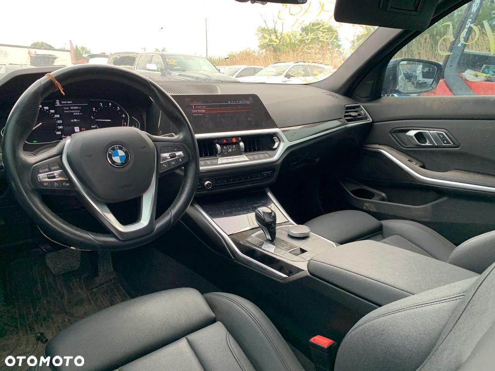 BMW Seria 3 330i xDrive - 14