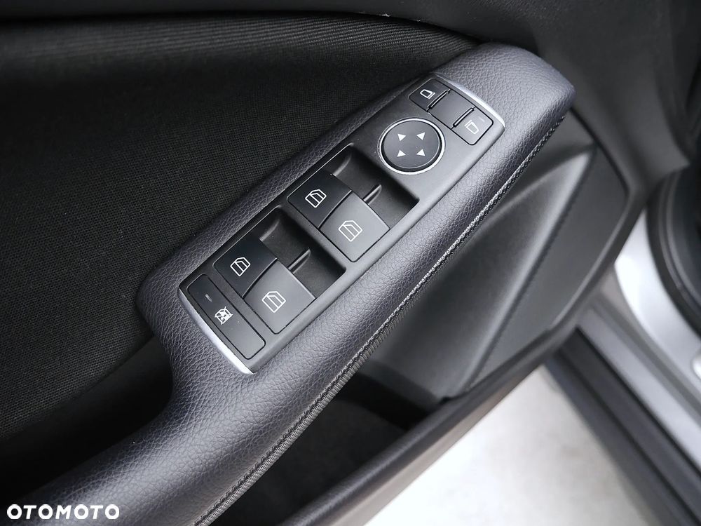 Mercedes-Benz GLA 180 7G-DCT - 23