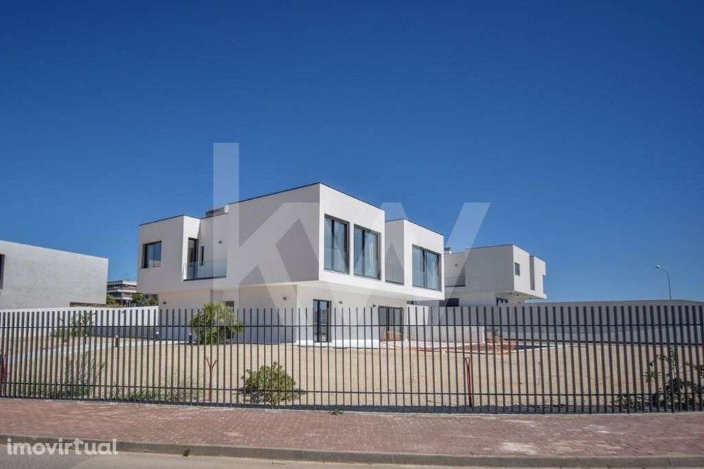 SKYCITY - Moradia de Luxo T4 na Serra de Carnaxide - Jardim - Piscina - Grande imagem: 3/49