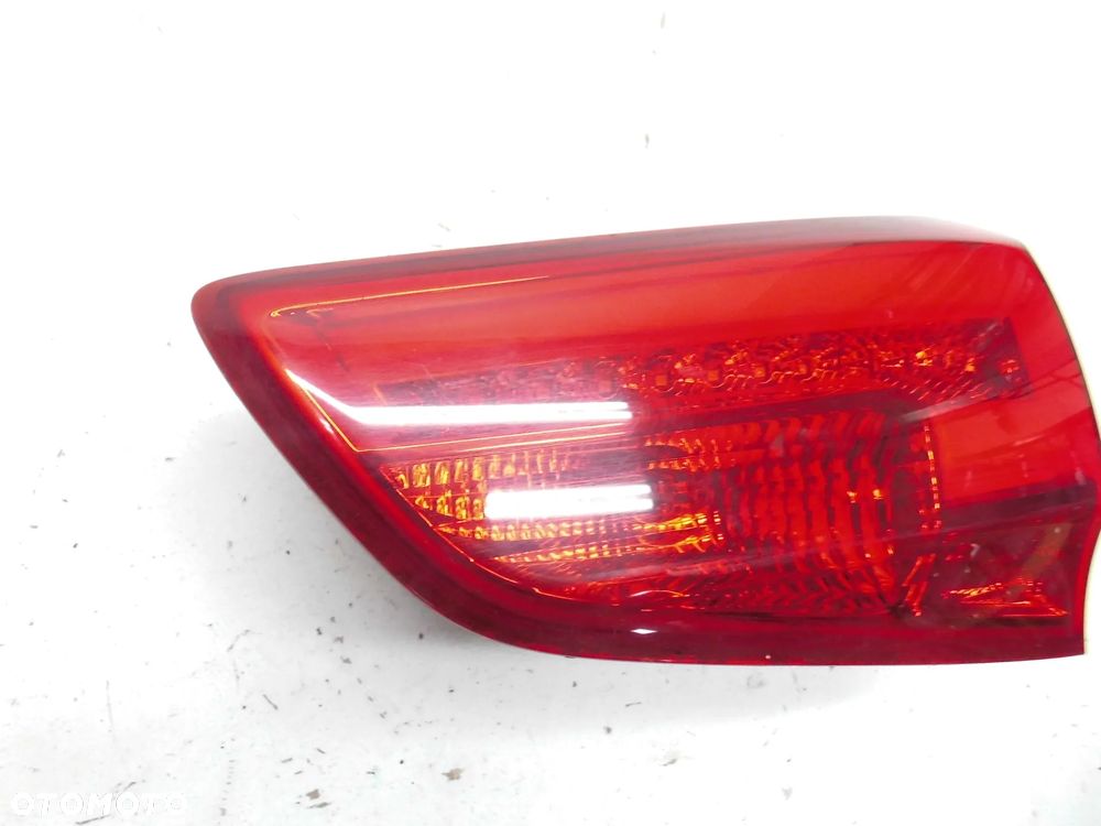 LAMPA W KLAPĘ 92404-A23 KIA CEED II KOMBI PRAWA TYLNA LED ORYGINAŁ - 2