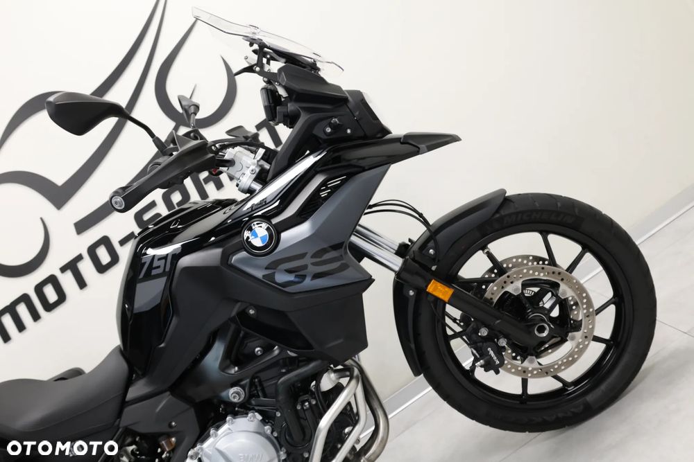 BMW F - 19