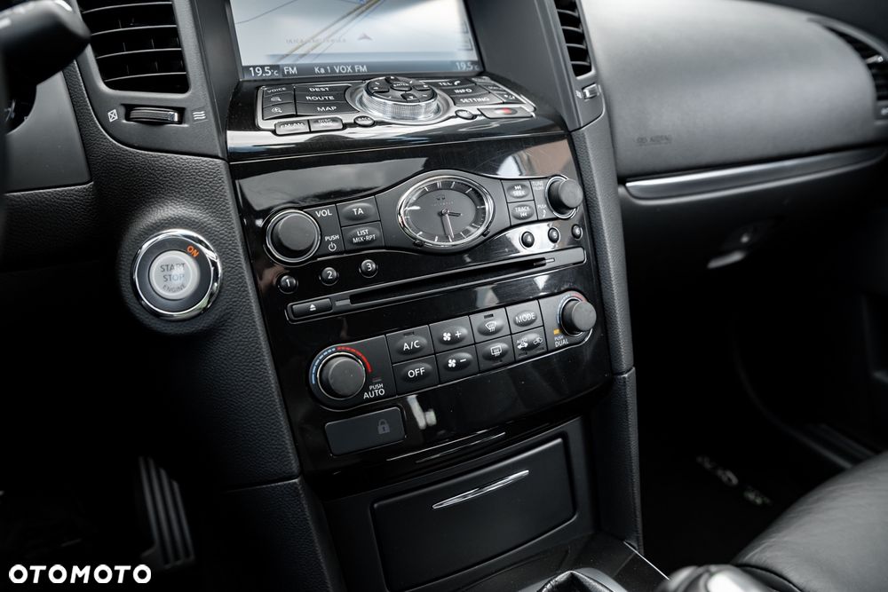 Infiniti QX70 3.0d S - 35