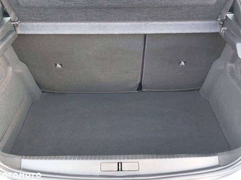 Peugeot 208 - 8