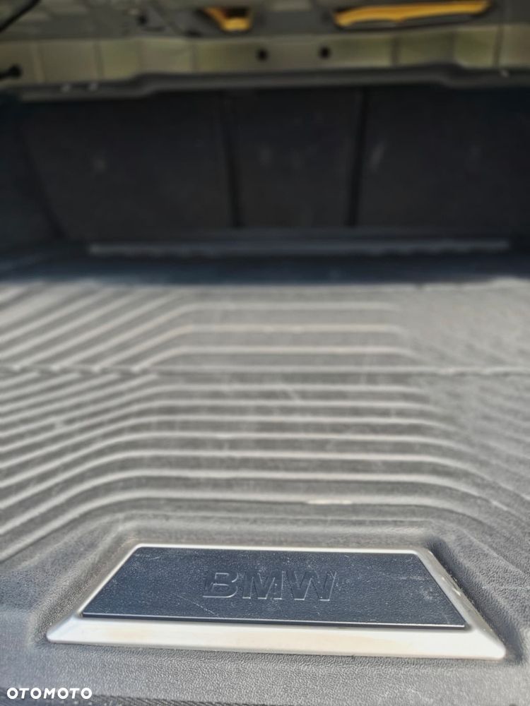 BMW Seria 3 330e M Sport - 23