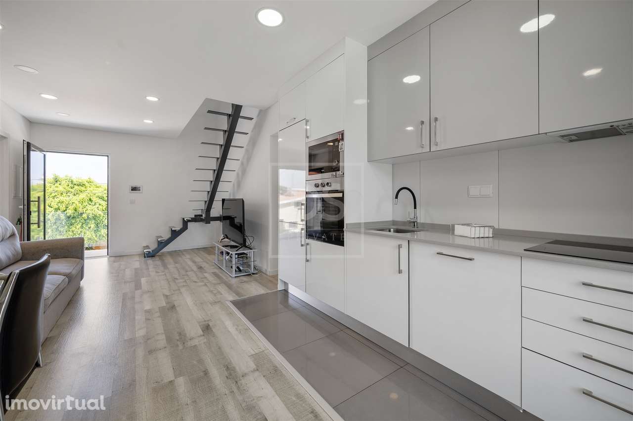 Andar de Moradia T2+1 no Seixal | Luz, Privacidade e um Ambiente Conte - Grande imagem: 5/25