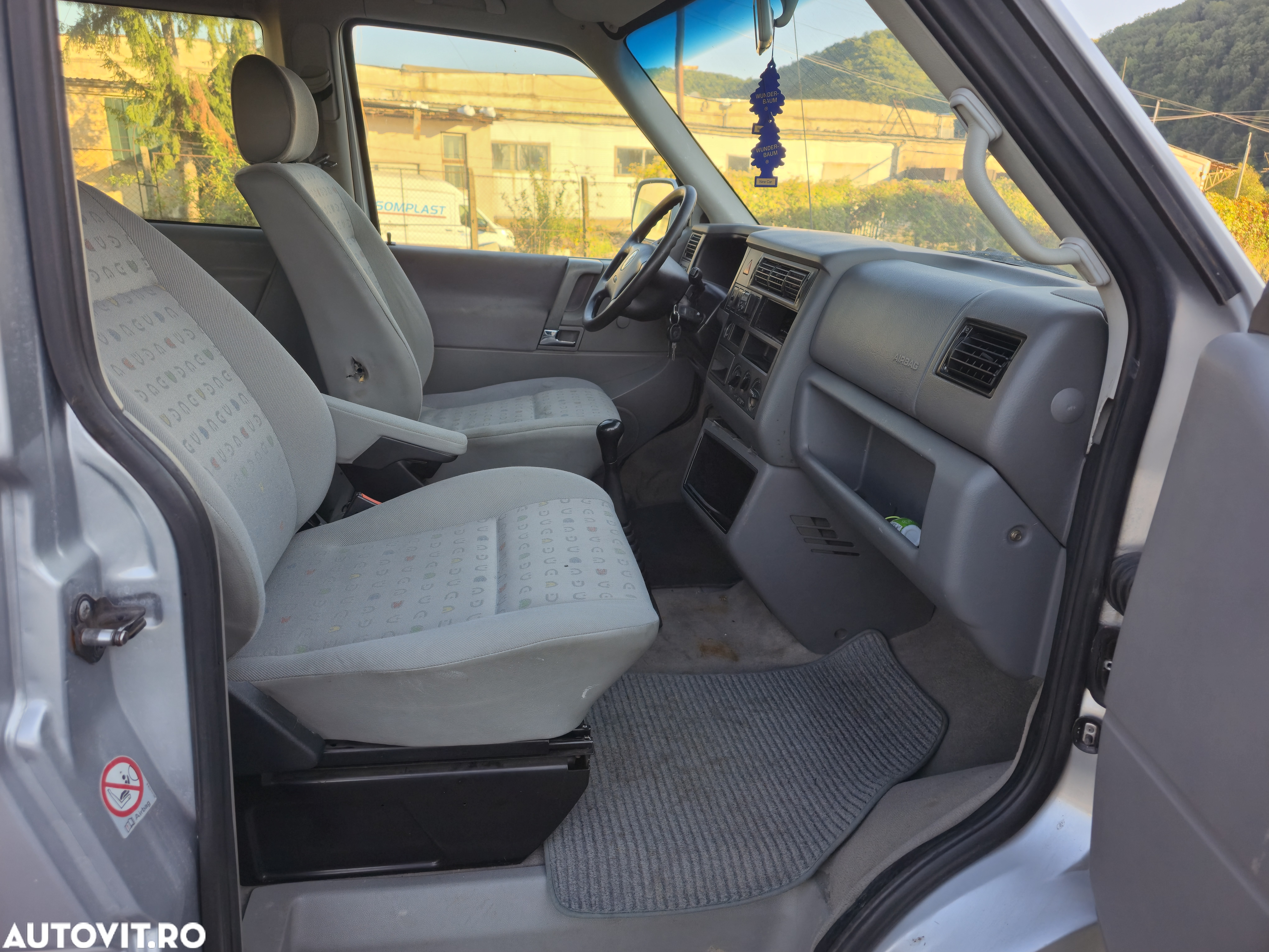 Volkswagen Caravelle - 8