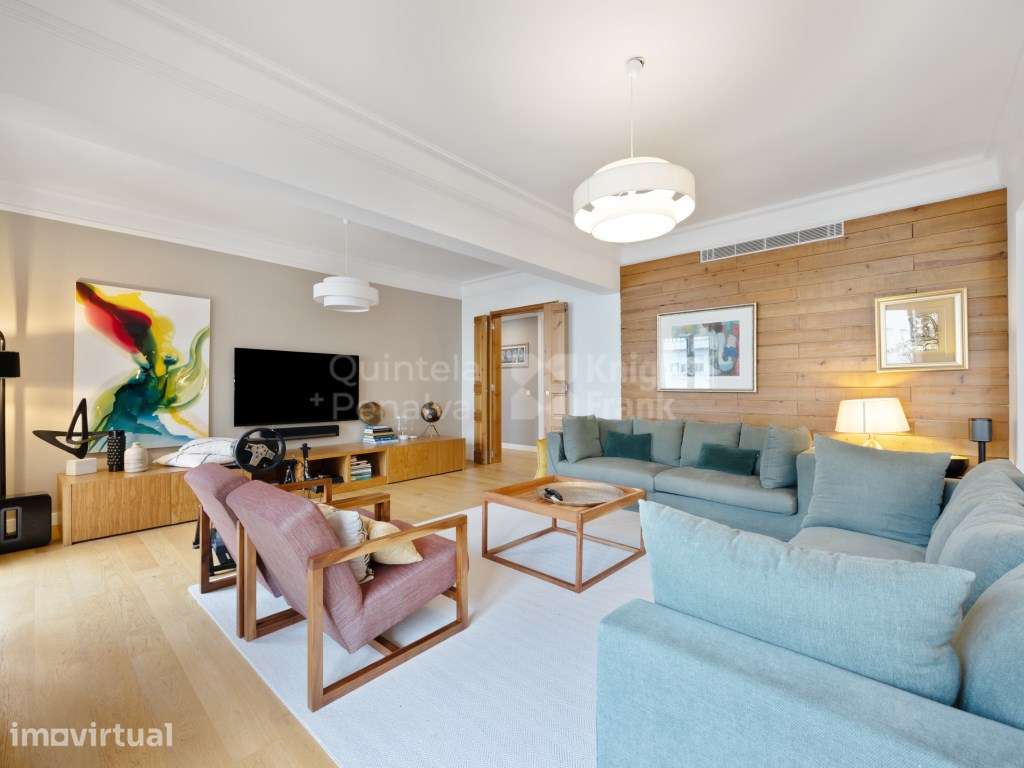 Apartamento T4 para venda, com garagem e arrecadação, na Alves Redol - Grande imagem: 5/25