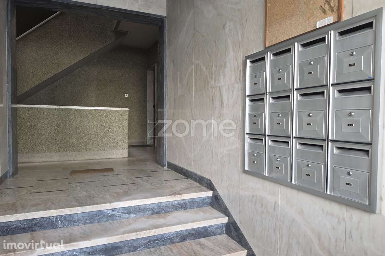 Excelente apartamento T2, situado num 1.º andar, na Buraca - Grande imagem: 2/25