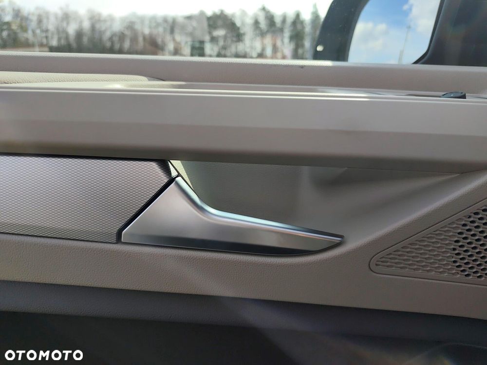 Volkswagen Multivan - 11