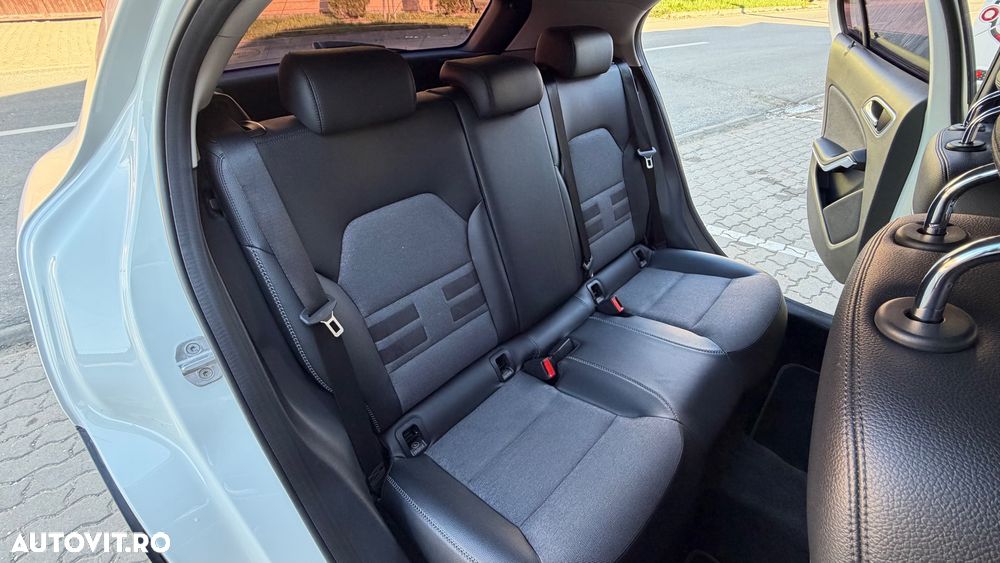 Mercedes-Benz GLA - 14