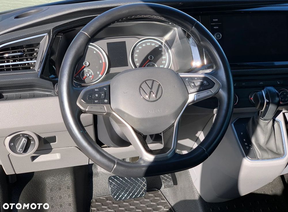 Volkswagen TRANSPORTER MOCNY T6 SILNIK DNA 2.0TDI MOC 150KM DSG7 SKRZYNIA AUTOMAT Ilość miejsc 9 osobowy ZABUDOWA KOMBI VAN MINIBUS SPECJALNA CARAVELLE Lampy Bi-LED Kamera  Radar 2x boczne drzwi przesuwne! Aktywny tempomat, Asystent pasa, System zmiany pasa, Podgrzewane fotele, Dwustrefowa Klimatyzacja i ogrzewanie! Fabryczne oryginał WEBASTO 5kW THERMO COMFORT SE Szybkie nagrzewanie silnika zimą! - 6