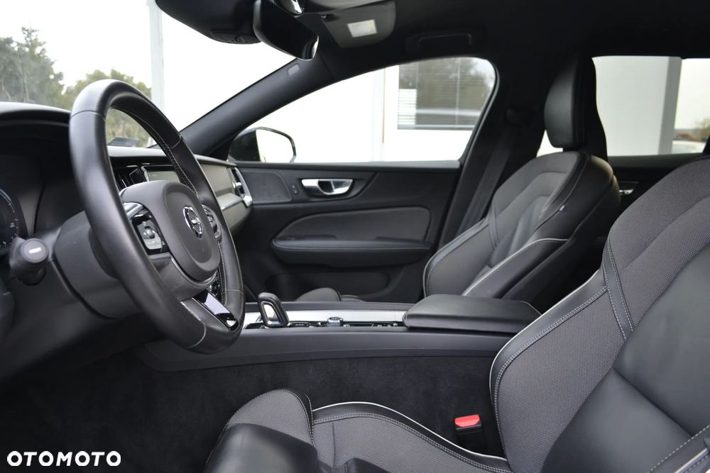 Volvo V60 B3 B R-Design - 25