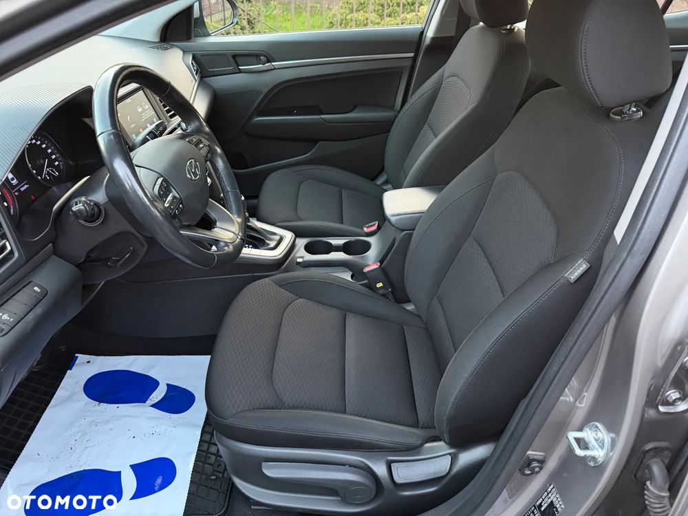 Hyundai Elantra 1.6 Comfort - 10