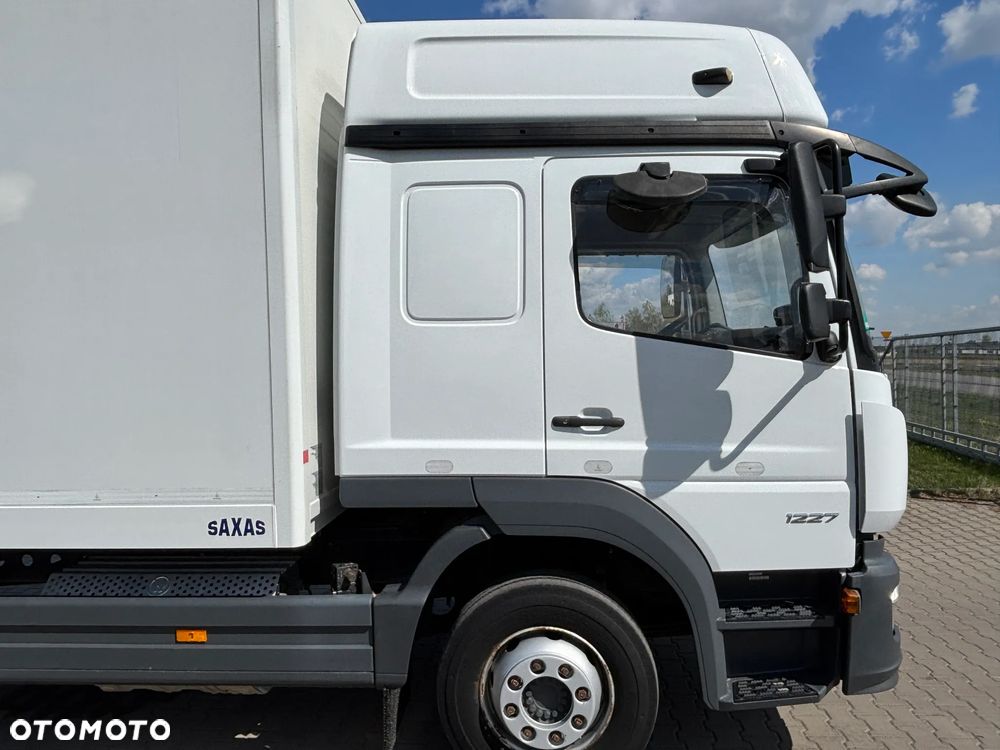 Mercedes-Benz ATEGO 1227 kontener z windą ,  kabina sypialna , webasto, klimatyzacja, niski przebieg , bezwypadkowy. (nie 1224, 1230) - 19