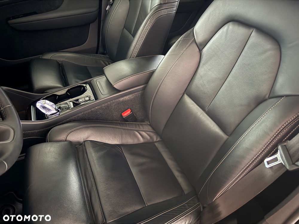 Volvo XC 40 B3 B DKG Plus Dark - 40