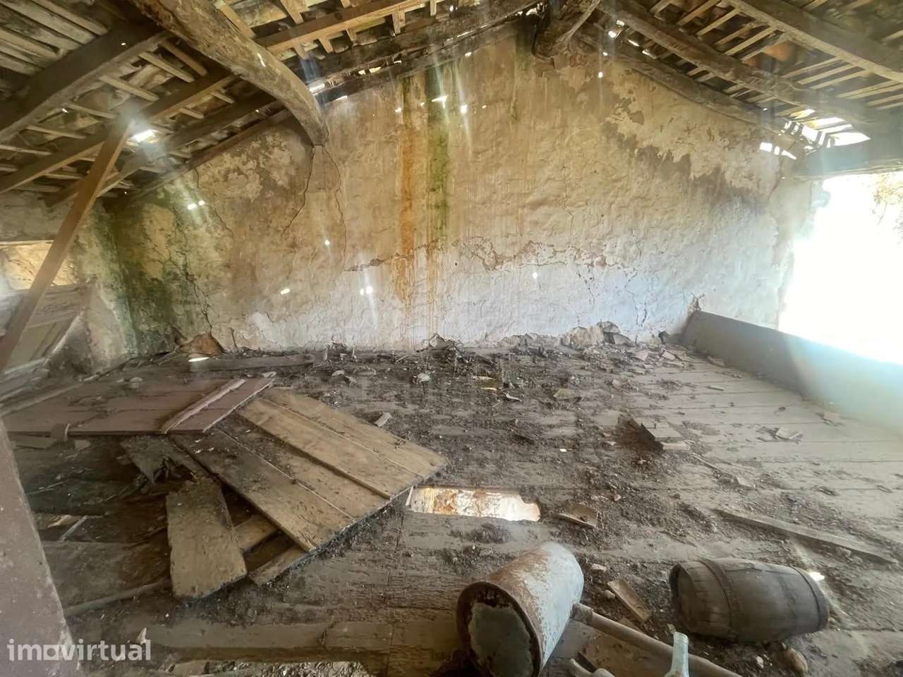 Moradia para recuperar inserida num terreno com 416m2 - Grande imagem: 3/18
