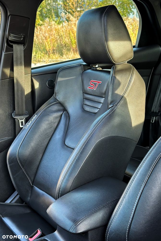 Ford Focus 2.0 EcoBoost ST - 35