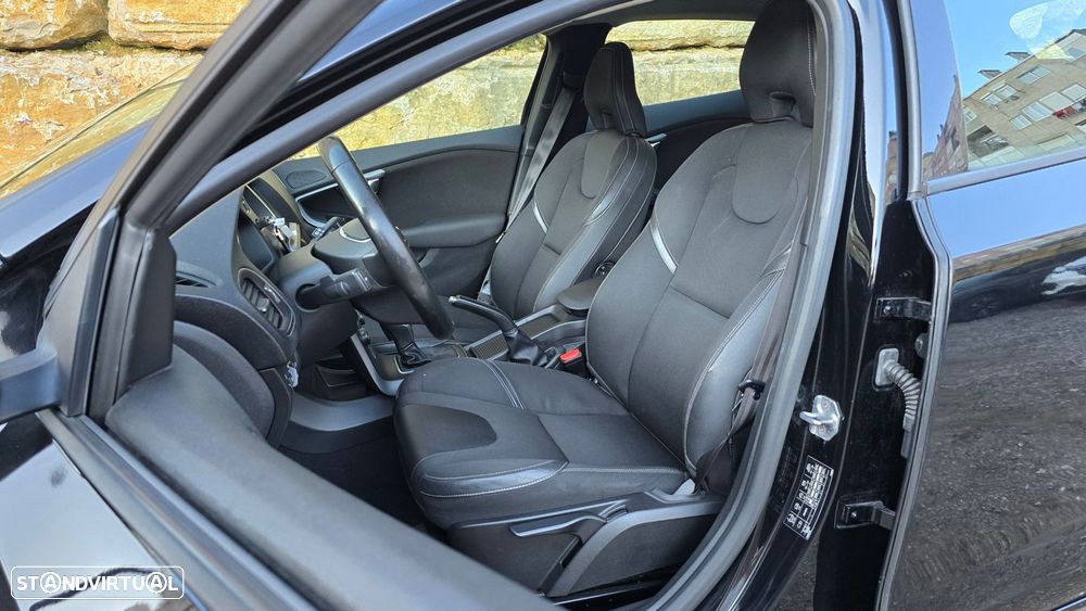 Volvo V40 2.0 D2 Momentum Geartronic - 27