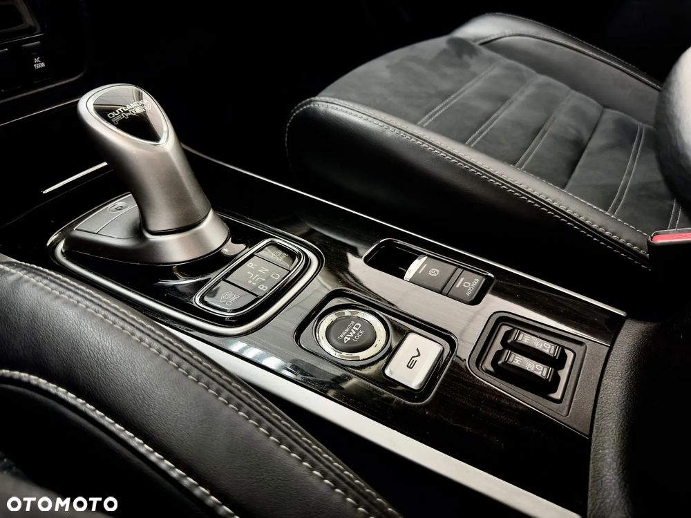 Mitsubishi Outlander 2.0 4WD Plug-In Hybrid Plus - 18