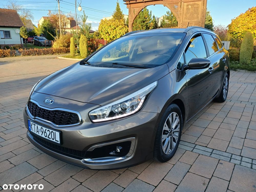 Kia Ceed 1.6 GDI Dream Team Edition - 1