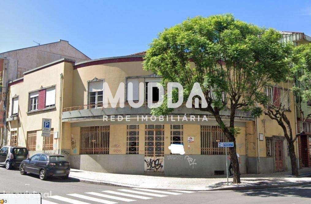 Vendem-se 2 prédios para recuperar, localizados numa das melhores aven - Grande imagem: 3/13