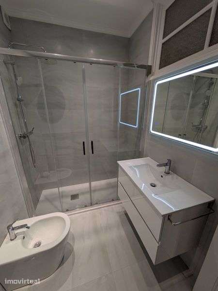 Apartamento T1 Completamente Remodelado no Campo Pequeno - Grande imagem: 2/12