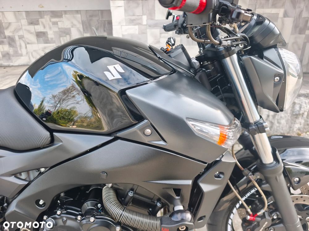 Suzuki GSR - 32