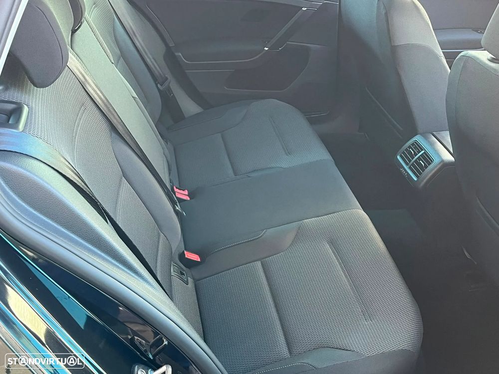 VW Golf 1.6 TDI R-Line - 38