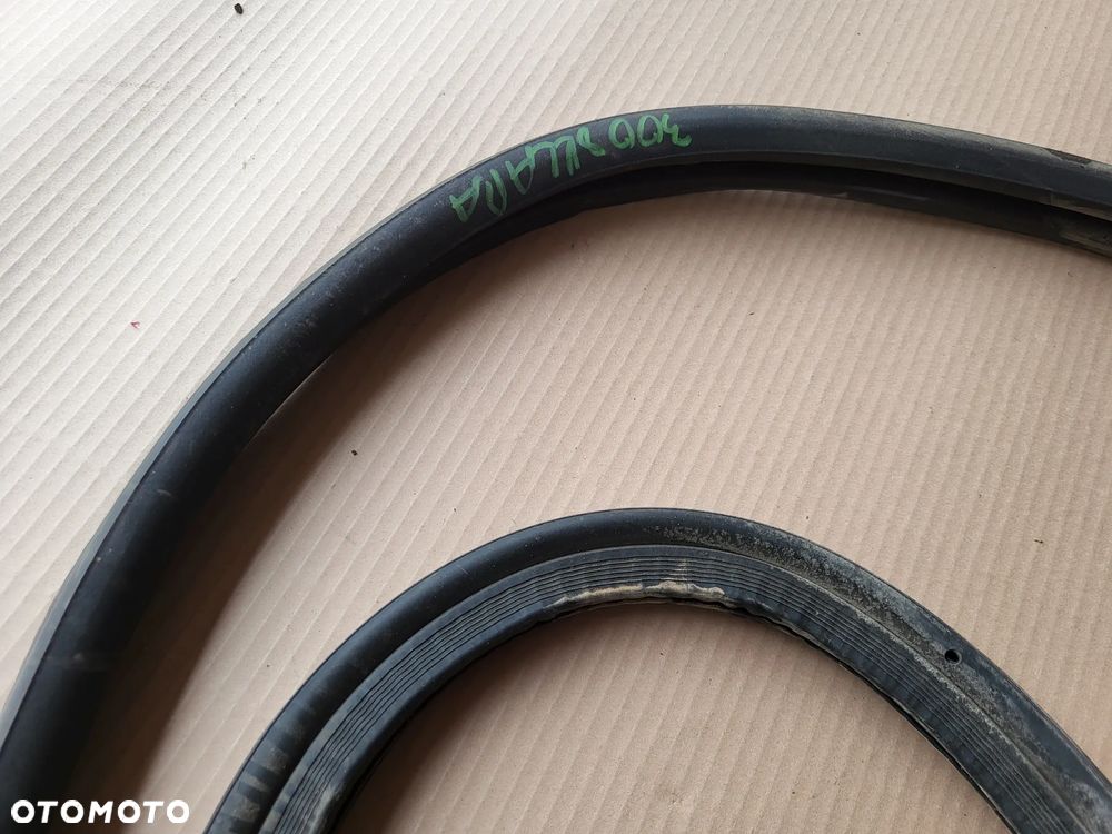 Uszczelka klapy bagażnika Peugeot 3008 I - 6