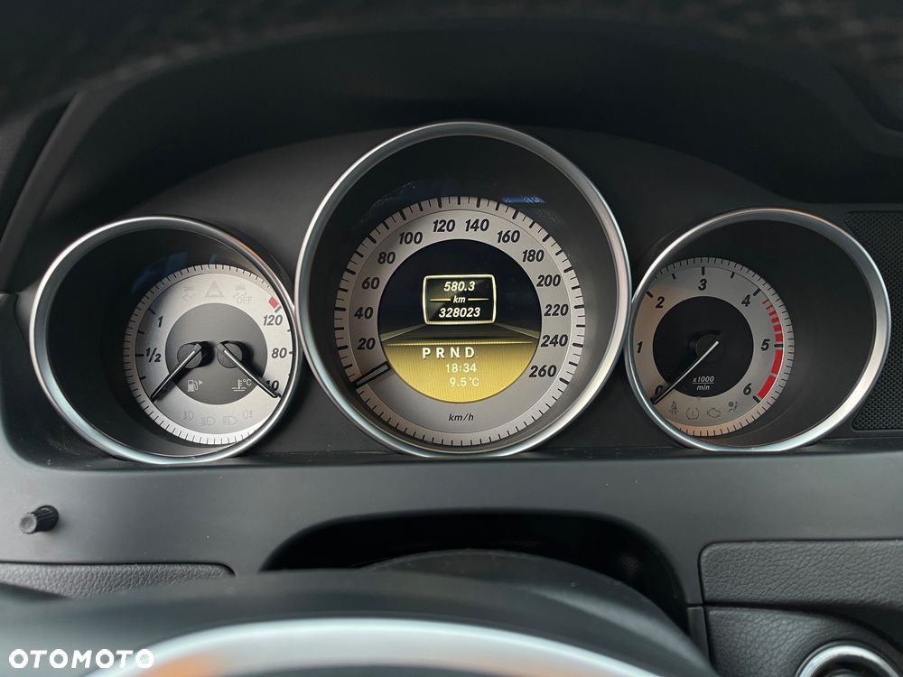 Mercedes-Benz Klasa C 220 CDI DPF (BlueEFFICIENCY) 7G-TRONIC Avantgarde - 10