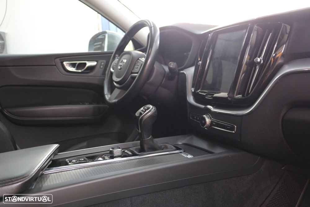 Volvo XC 40 2.0 D3 Momentum Plus - 24