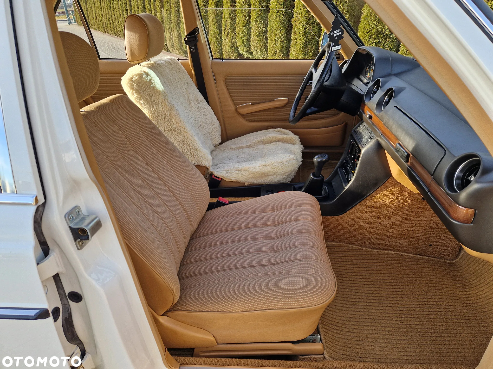 Mercedes-Benz W123 - 32