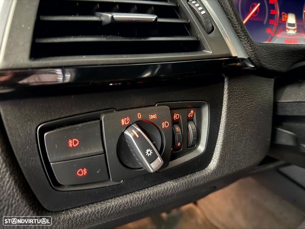 BMW 318 i Pack M Auto - 31