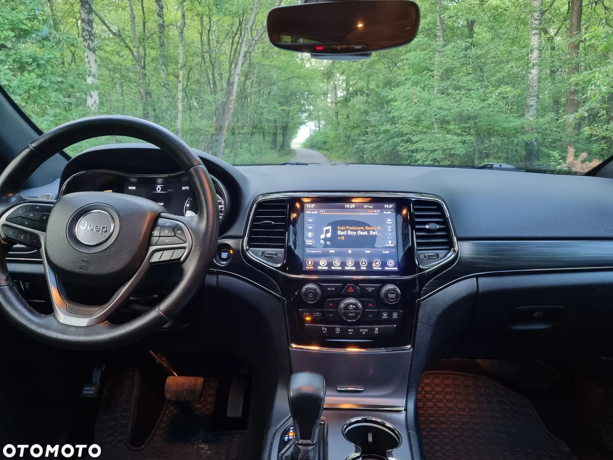 Jeep Grand Cherokee - 24