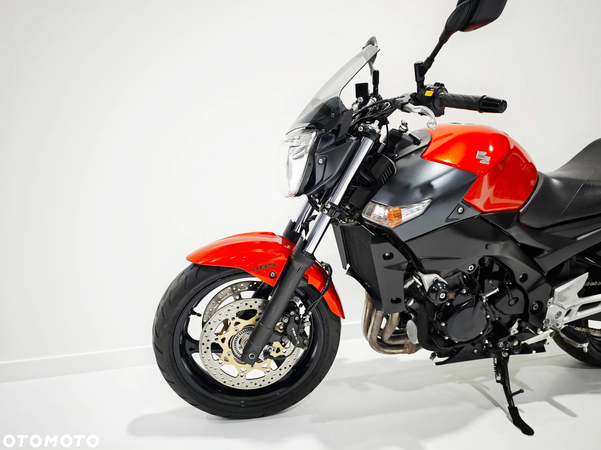 Suzuki GSR - 16