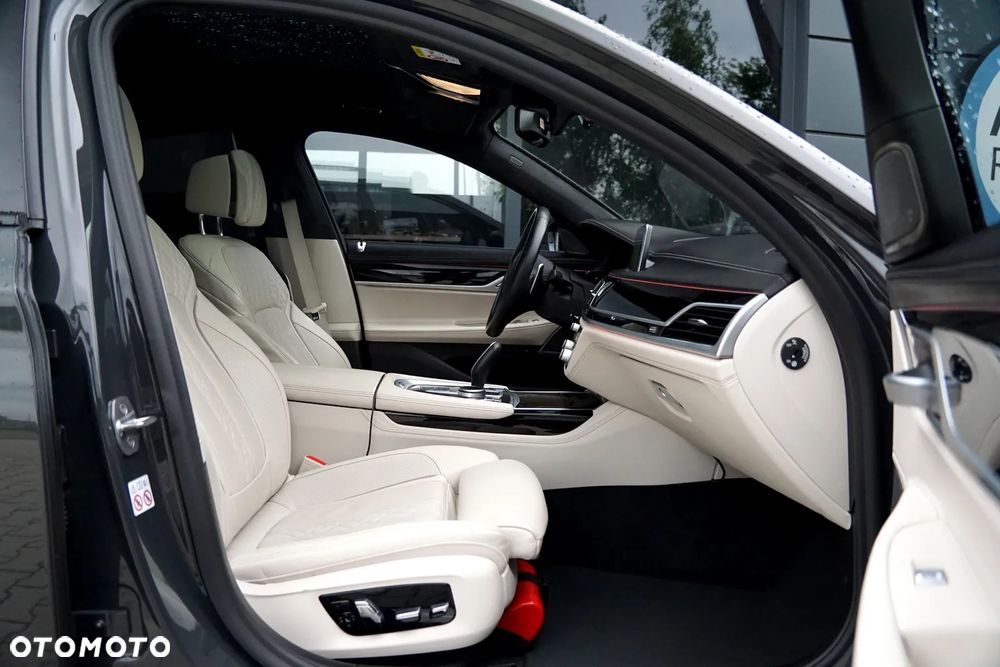 BMW Seria 7 750i xDrive sport - 17