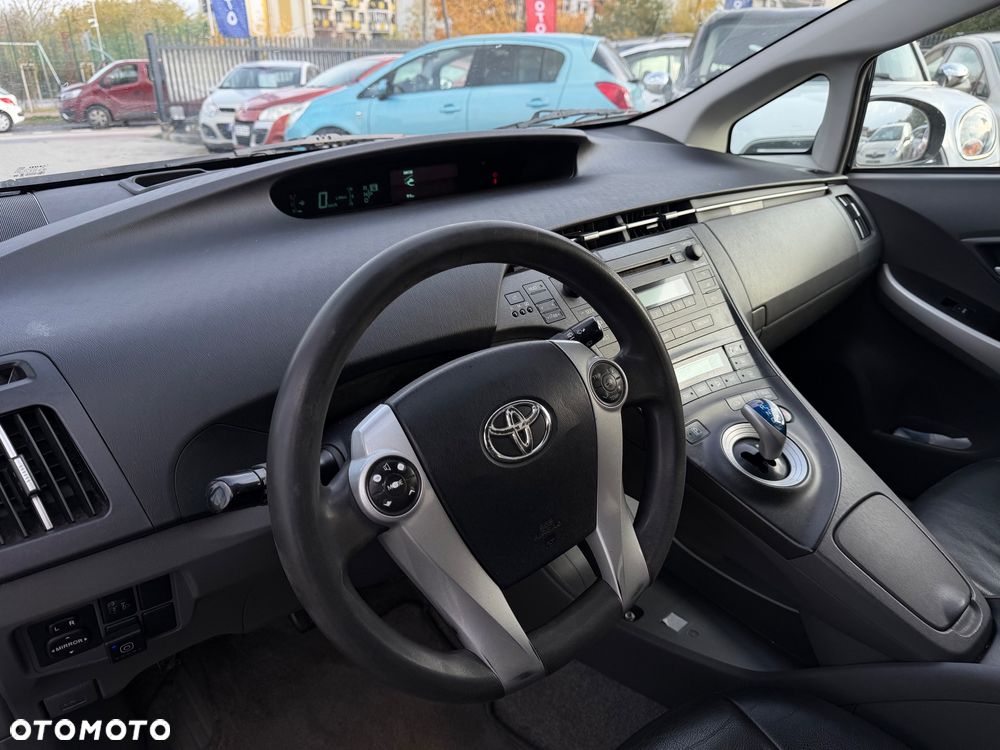 Toyota Prius (Hybrid) Executive - 16